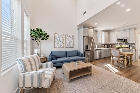 TV. Cypress House/Cajun luxury/KING bed/Near Airport
