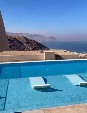 حمام سباحة