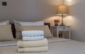 2 bedrooms, travel crib, free WiFi, bed sheets - Beach front home in Pula (Pula)