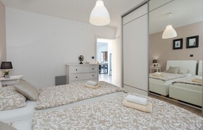 2 bedrooms, travel cot, free WiFi, bed sheets