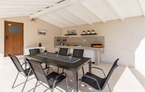 Outdoor dining - Beach front home in Pula (Pula)