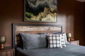 3 bedrooms, desk, WiFi (free), bed sheets