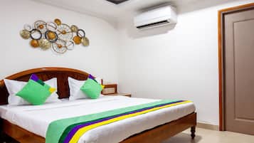 Escritorio, cortinas blackout y tabla de planchar con plancha