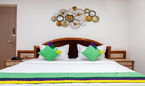Desk, blackout curtains, iron/ironing board, bed sheets - Treebo Y Hotels Elite, Khandagiri (Bhubaneshwar)