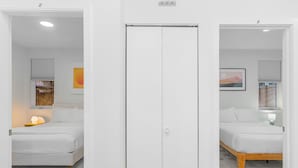 Ein Schlafzimmer mit Bett, Nachttisch und Wandbildern.