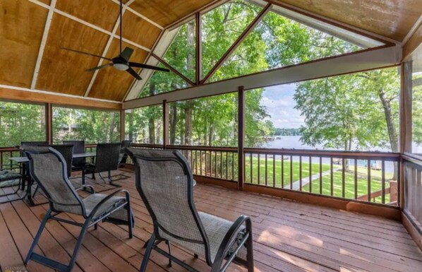 Outdoor dining - Our Happy Place with a view on Lake Sinclair (Milledgeville)