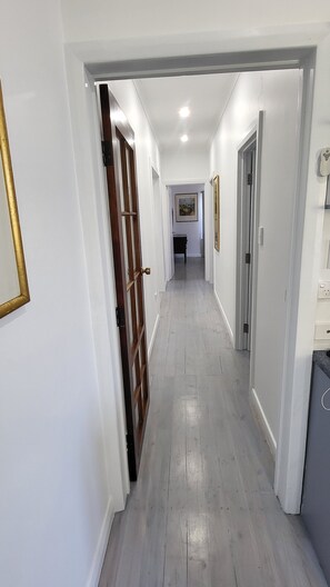 Interior - Cosy, affordable whole 3Bed house, ideal for a large family and pet friendly!  (Taperoo)