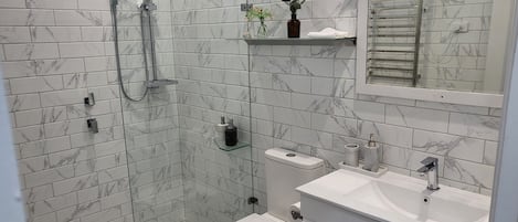Douche, sĂšche-cheveux, serviettes fournies, savon