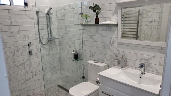 Shower, hair dryer, towels, soap - Cosy, affordable whole 3Bed house, ideal for a large family and pet friendly!  (Taperoo)