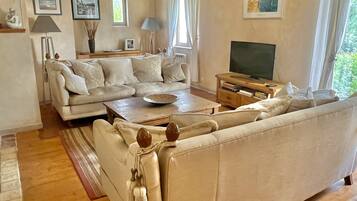 Smart-tv en een open haard