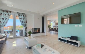 TV, peis, DVD-spiller og fotballspill