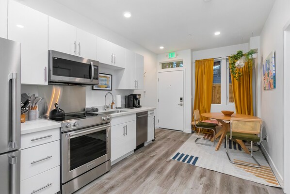 Classic-huoneisto | Yksityinen keittiö | Jääkaappi, mikroaaltouuni, uuni, liesi