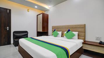 In-room safe, desk, bed sheets