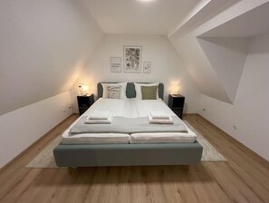 2 Schlafzimmer, Schreibtisch, Bügeleisen/Bügelbrett, Reisekinderbett