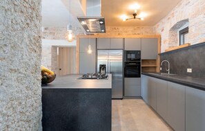 Fridge, oven, dishwasher, coffee/tea maker - Lovely home in Tinjan with sauna (Tinjan)