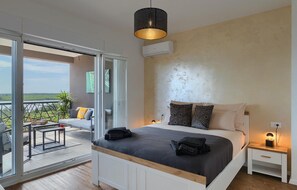 4 bedrooms, travel crib, free WiFi, bed sheets - Pet friendly home in Medulin (Medulin)