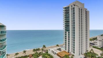 Deluxe Condo | Terrace/patio