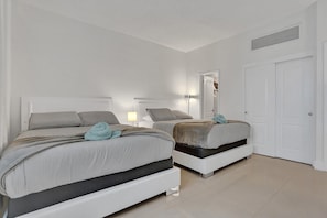 2 habitaciones, escritorio y espacio para trabajar con laptop