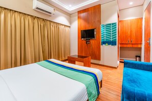 Dobbeltrom – deluxe, ikke-røyk | Safe på rommet, skrivebord, strykejern/-brett og sengetøy