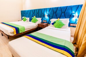 Dobbeltrom – standard, ikke-røyk | Safe på rommet, skrivebord, strykejern/-brett og sengetøy