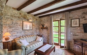 TV, caminetto, lettore DVD, impianto stereo