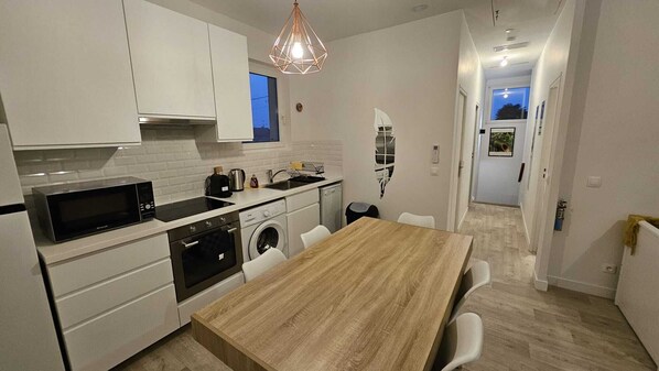 Kjøleskap, mikrobølgeovn, ovn og kokeplater