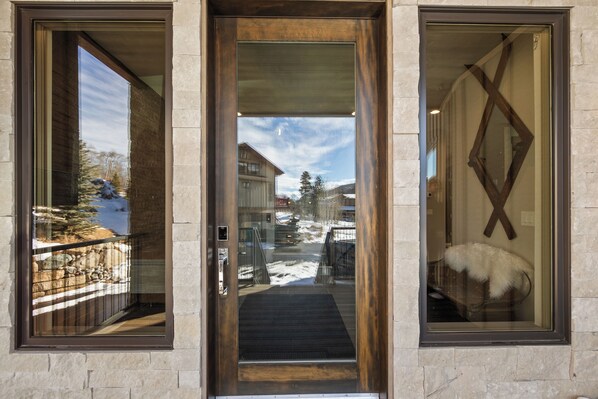 House (5 Bedrooms) | Exterior