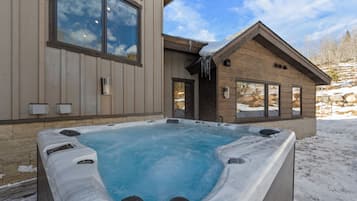House (5 Bedrooms) | Exterior