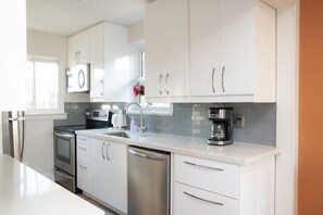 Microwave, oven, stovetop, dishwasher - Furnished spacious 2 bedroom 1 bathroom main level of a house (Toronto)