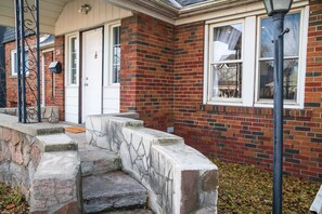 Exterior detail - Furnished spacious 2 bedroom 1 bathroom main level of a house (Toronto)