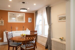 Dining - Furnished spacious 2 bedroom 1 bathroom main level of a house (Toronto)