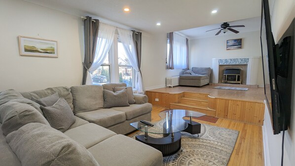 Smart TV, fireplace - Furnished spacious 2 bedroom 1 bathroom main level of a house (Toronto)