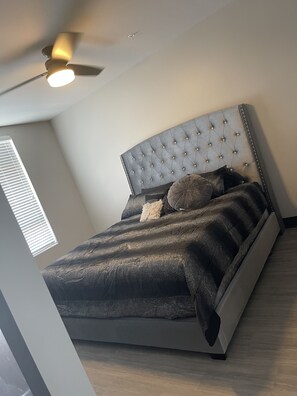 2 bedrooms, in-room safe, iron/ironing board, WiFi - Luxury apartment that is Home away from home! Nice and cozy! Friends are family! (Clarksville)