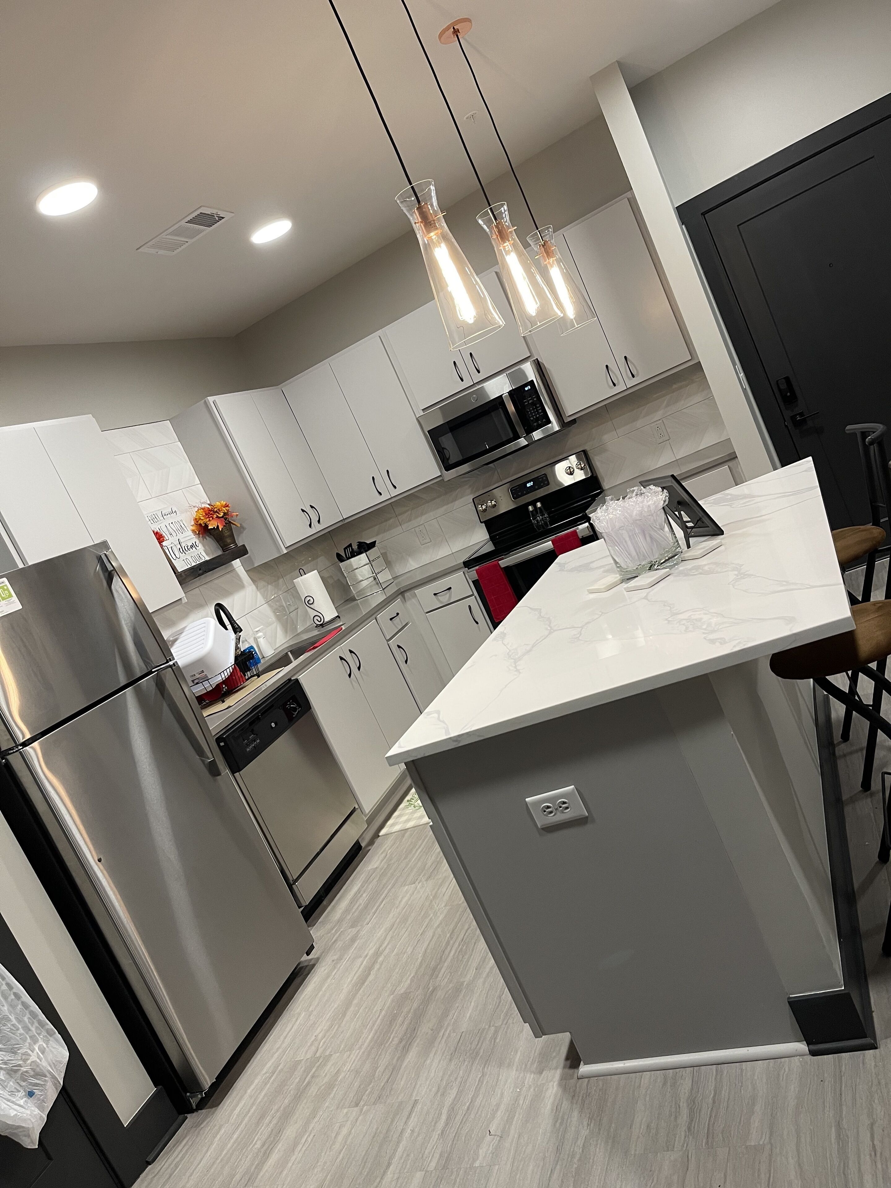 Réfrigérateur, four à micro-ondes, un four, surface de cuisson