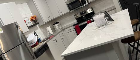 Réfrigérateur, four à micro-ondes, un four, surface de cuisson