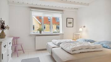 4 bedrooms, iron/ironing board, free WiFi