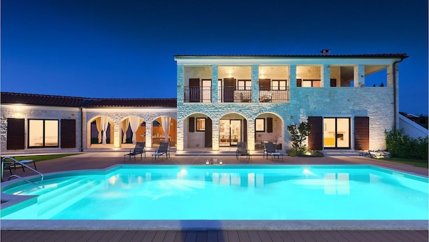 A two-story building with a swimming pool in front. - Pet friendly home in Tinjan (Tinjan)