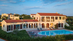 A large villa with a swimming pool, multiple balconies, and a courtyard. - Pet friendly home in Tinjan (Tinjan)