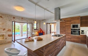 Fridge, oven, dishwasher, coffee/tea maker - Pet friendly home in Tinjan (Tinjan)