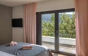6 bedrooms, travel crib, free WiFi, bed sheets