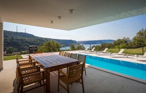 Outdoor dining - Gorgeous home in Bakarac with private swimming pool, can be inside or outside (Bakarac)