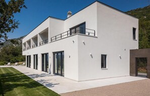Exterior - Gorgeous home in Bakarac with private swimming pool, can be inside or outside (Bakarac)