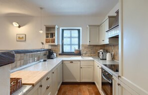 Kühlschrank, Geschirrspüler, Wasserkocher mit Kaffee-/Teezubehör
