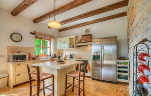 Kjøleskap, ovn, oppvaskmaskin og kaffetrakter/tekoker