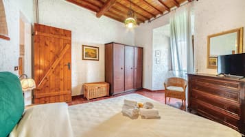 2 bedrooms, travel cot, free WiFi, bed sheets