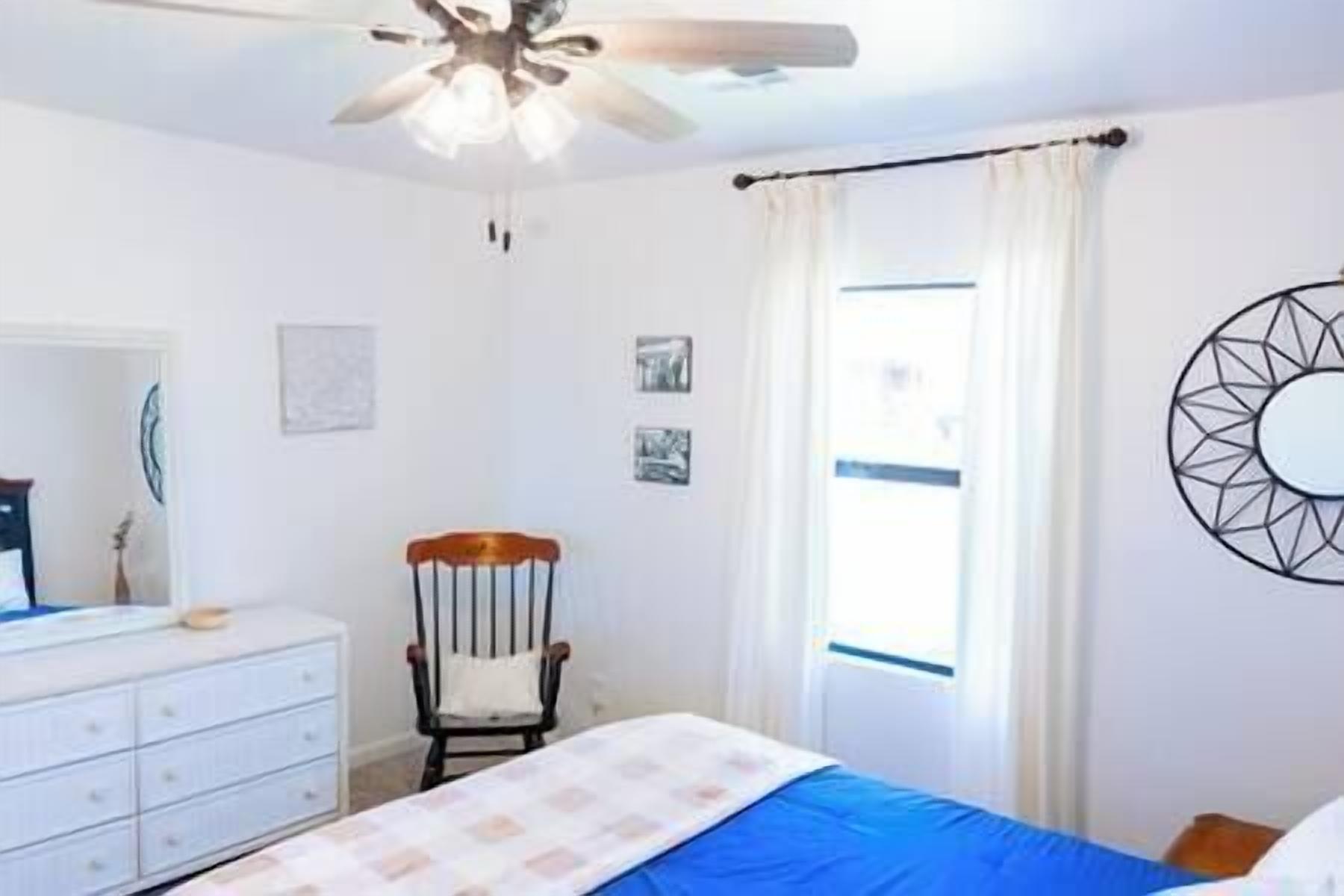 2 soveværelser, pengeskab på værelset, skrivebord, strygejern/strygebræt