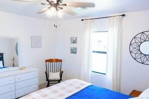 2 soveværelser, pengeskab på værelset, skrivebord, strygejern/strygebræt