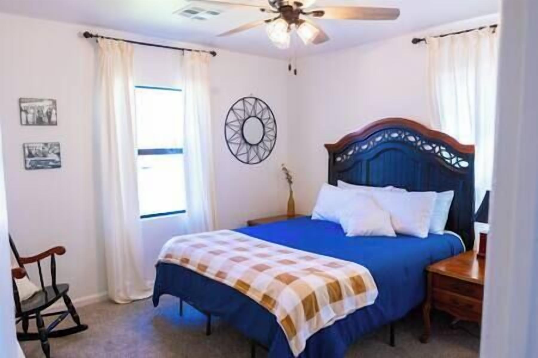 2 slaapkamers, een kluis op de kamer, een bureau