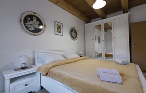 4 habitaciones, tabla de planchar con plancha y cuna de viaje 