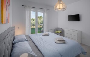 3 bedrooms, in-room safe, iron/ironing board, travel cot
